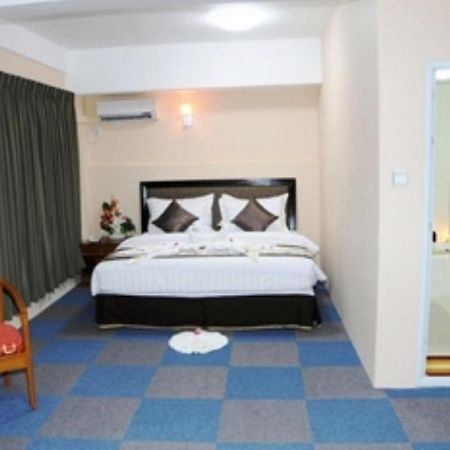 Hotel Bo Bo Min Янгон Екстериор снимка